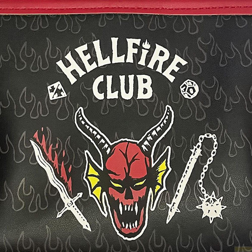 Schwarz mit Flammenmuster, Teufelskopf, Waffen und "Hellfire Club" Schriftzug.