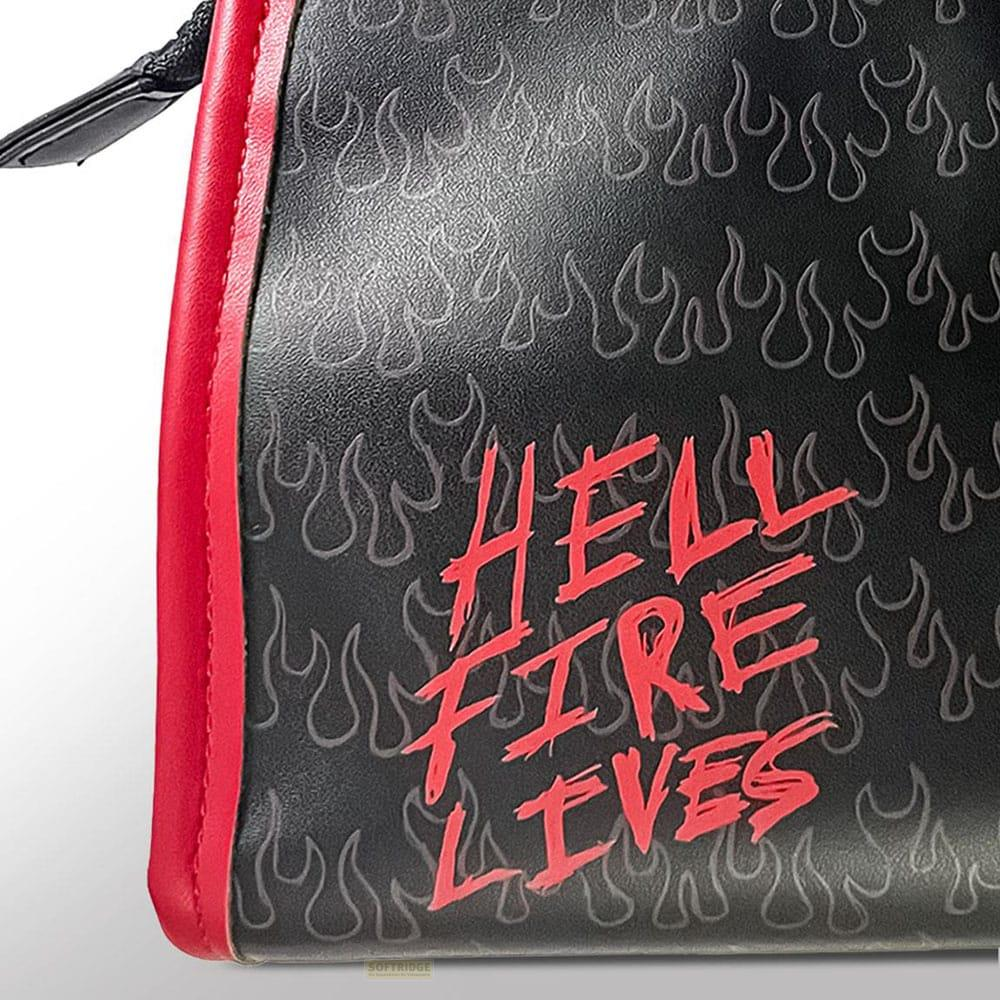 Schwarze Tasche mit roter Biese, Flammenmuster und rotem Text 