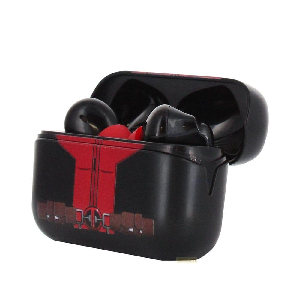 Schwarzes Ladecase mit Deadpool-Motiv, rote und schwarze Ohrhörer.