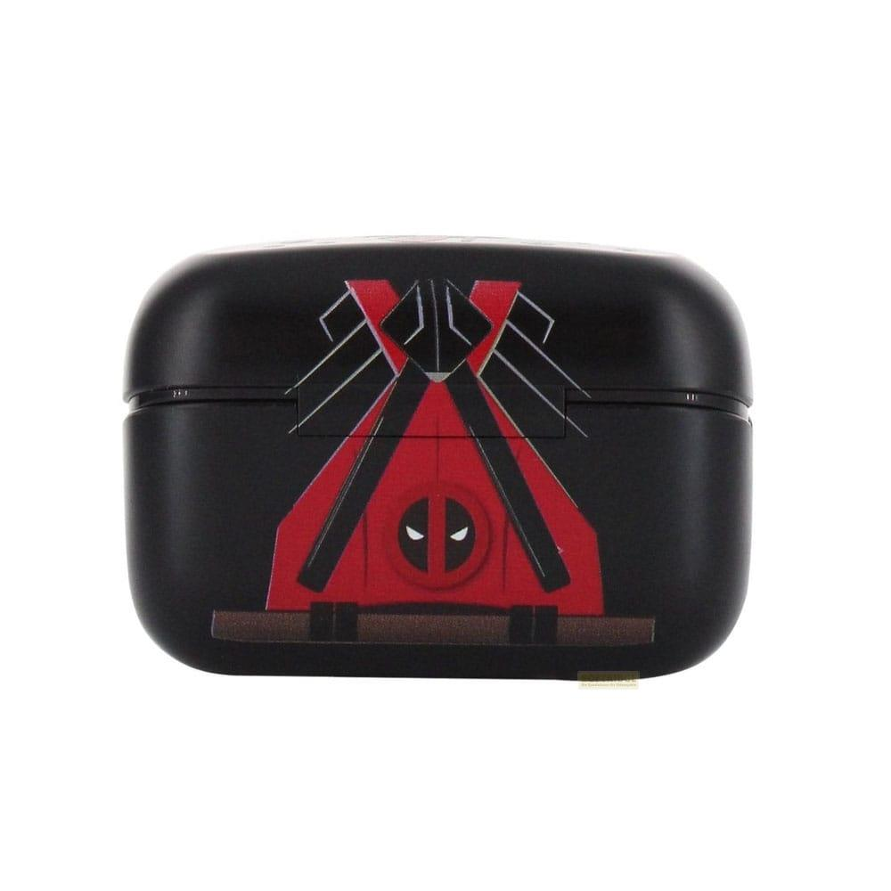 Schwarzes Ladeetui mit Deadpool-Logo.