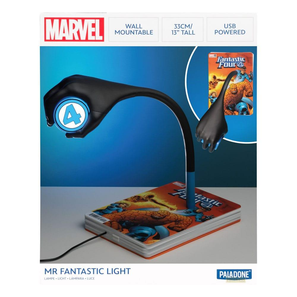 Una lámpara de Mr. Fantástico, con forma de brazo negro, ilumina un cómic de los Cuatro Fantásticos con luz azul.