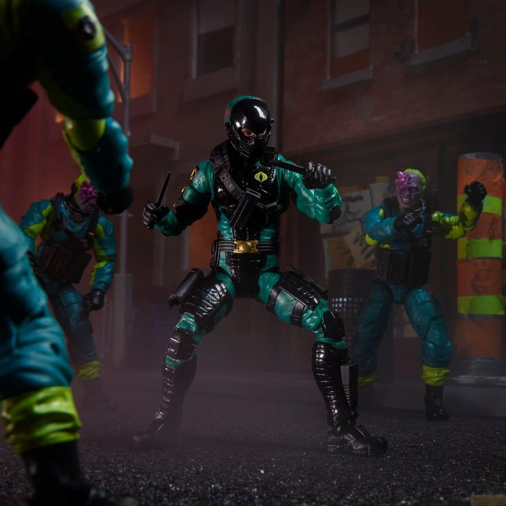 Action figure in uniformi verdi e blu in un vicolo.