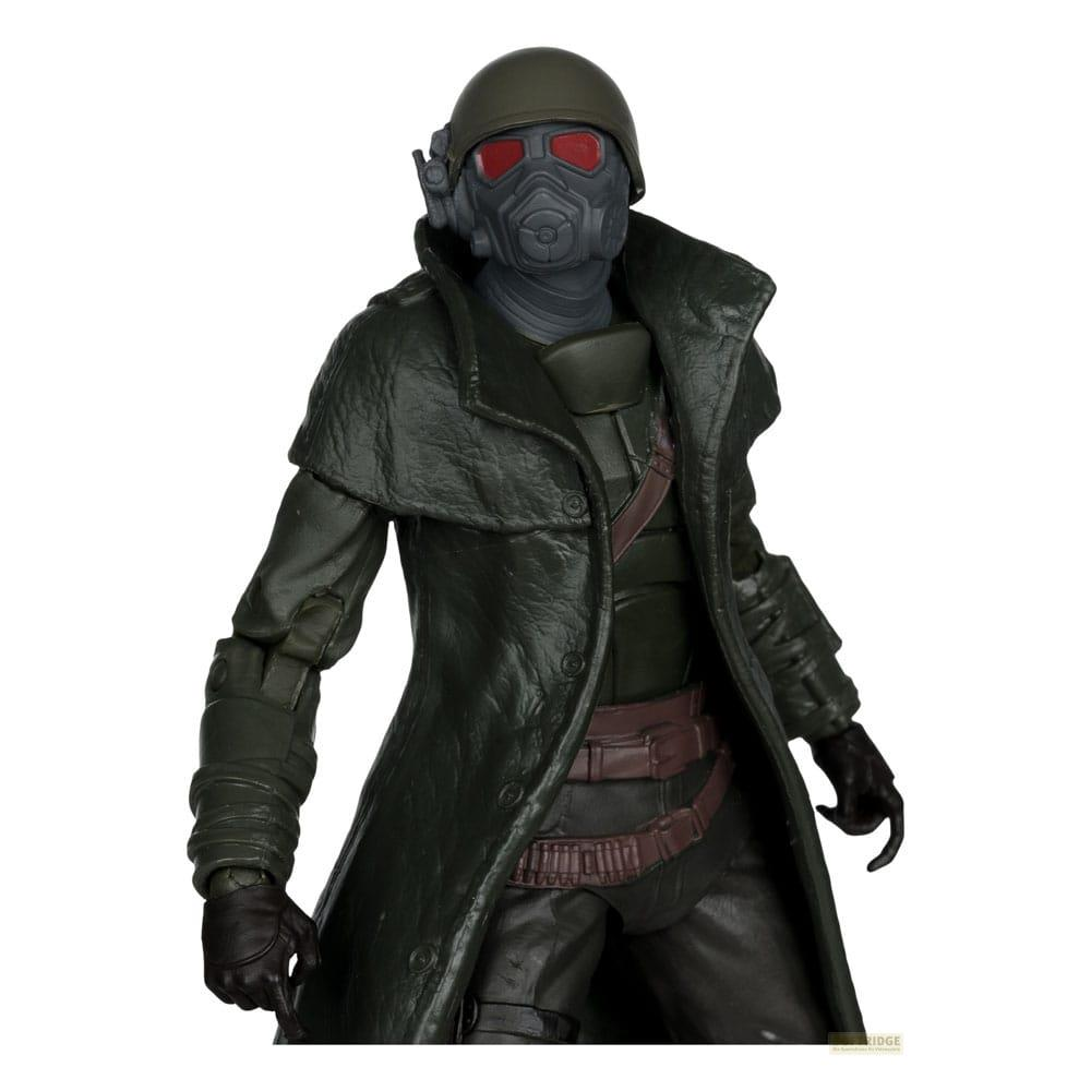 Figura de acción con abrigo verde, casco y máscara de gas con ojos rojos.
