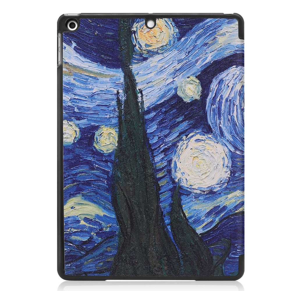 Une tablette avec une coque représentant La Nuit étoilée de Van Gogh.