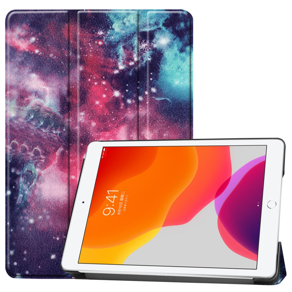 Ein Tablet mit einem galaktischen Muster-Cover. Der Bildschirm zeigt die Uhrzeit an.