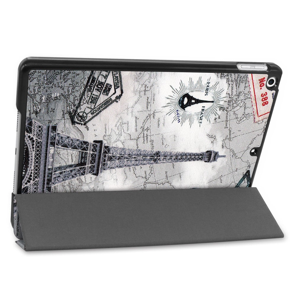 Eine Tablet-Hülle mit Eiffelturm- und Weltkarten-Design.