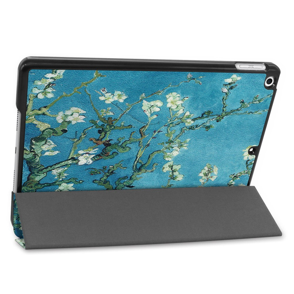 Ein Tablet mit einem blauen Van Gogh-Muster mit blühenden Zweigen.