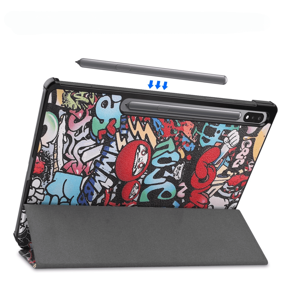 Ein Tablet mit Graffiti-Muster-Hülle und Stift darüber, auf weißem Hintergrund.