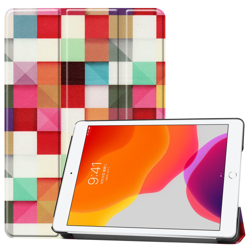 Ein Tablet mit einer bunten geometrischen Hülle und einem leuchtenden Hintergrund.