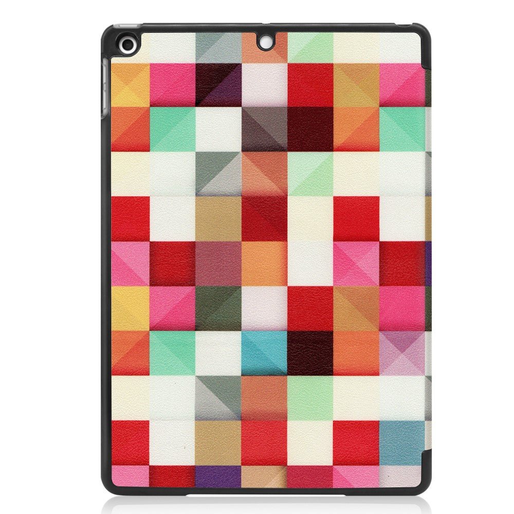 Ein Tablet mit einer bunten geometrischen Musterhülle. Rot, Rosa, Blau, Grün, Gelb, Orange.