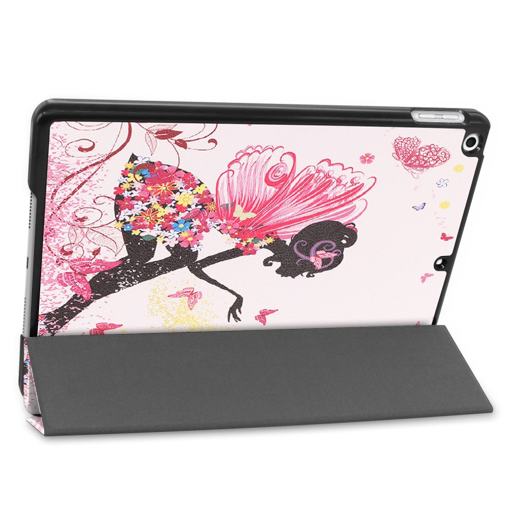 Tablet mit schwarzem Gehäuse, bedruckt mit einer Fee aus Blumen und Schmetterlingen.