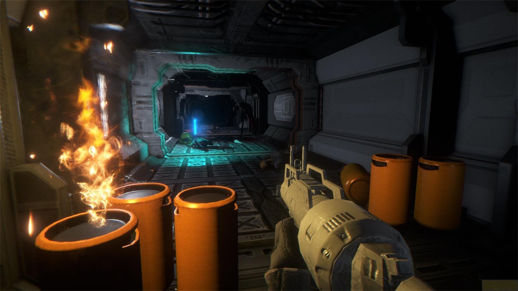 Un couloir futuriste avec du feu, des tonneaux oranges et un pistolet.