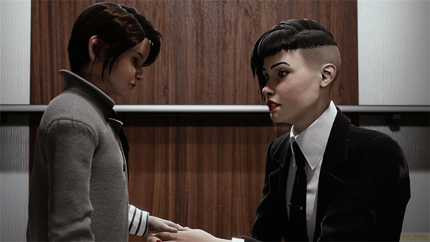 Deux femmes en costume dans un ascenseur. L'une porte du gris, l'autre du noir. Leurs mains se touchent.