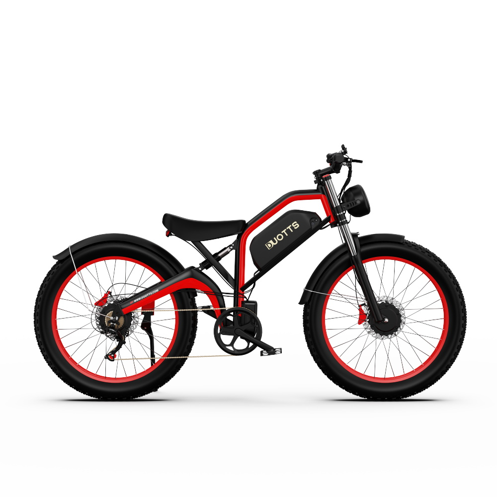 Una bicicleta eléctrica negra con detalles rojos y neumáticos anchos, sobre fondo blanco.