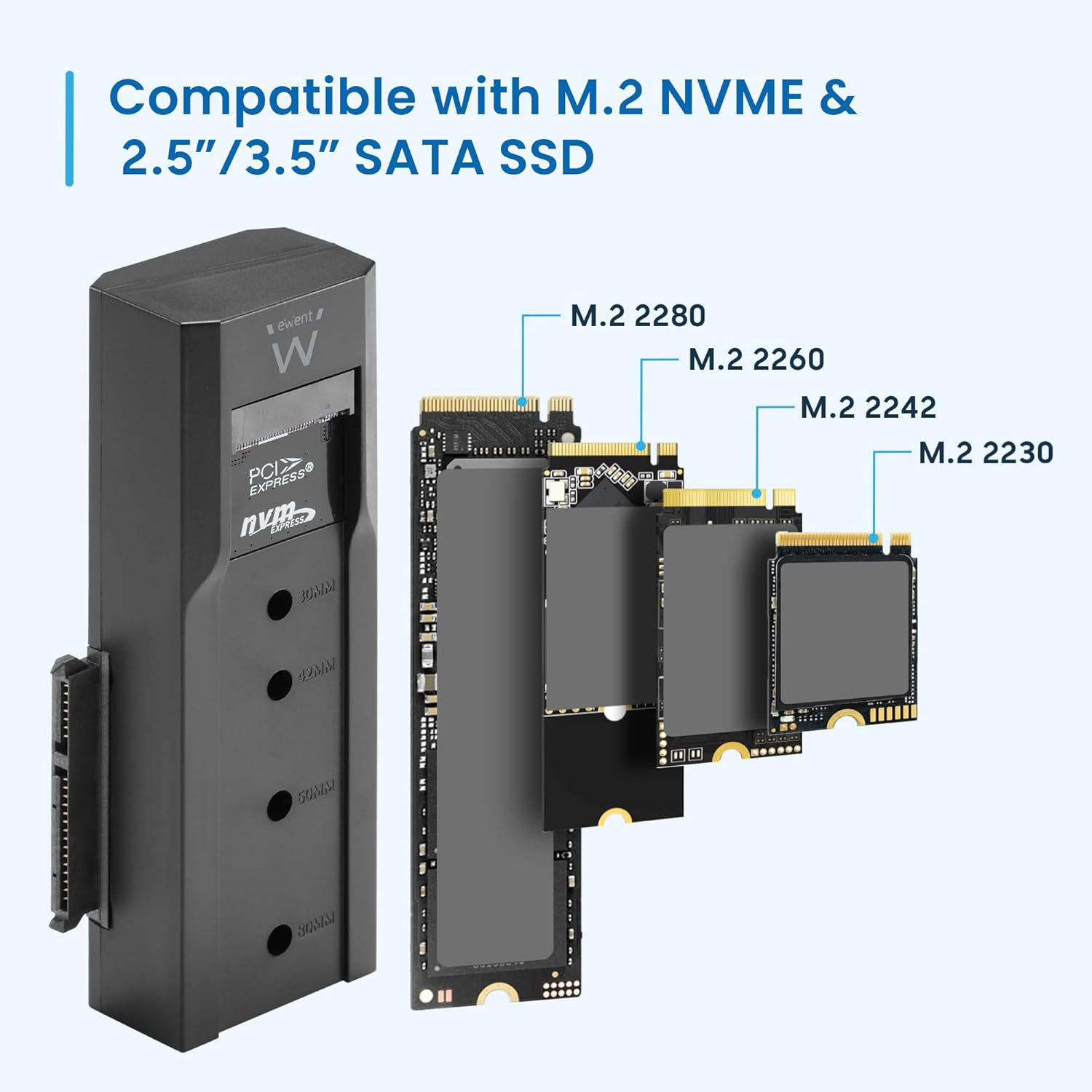 Un adattatore M.2 nero e quattro SSD NVMe di varie dimensioni.