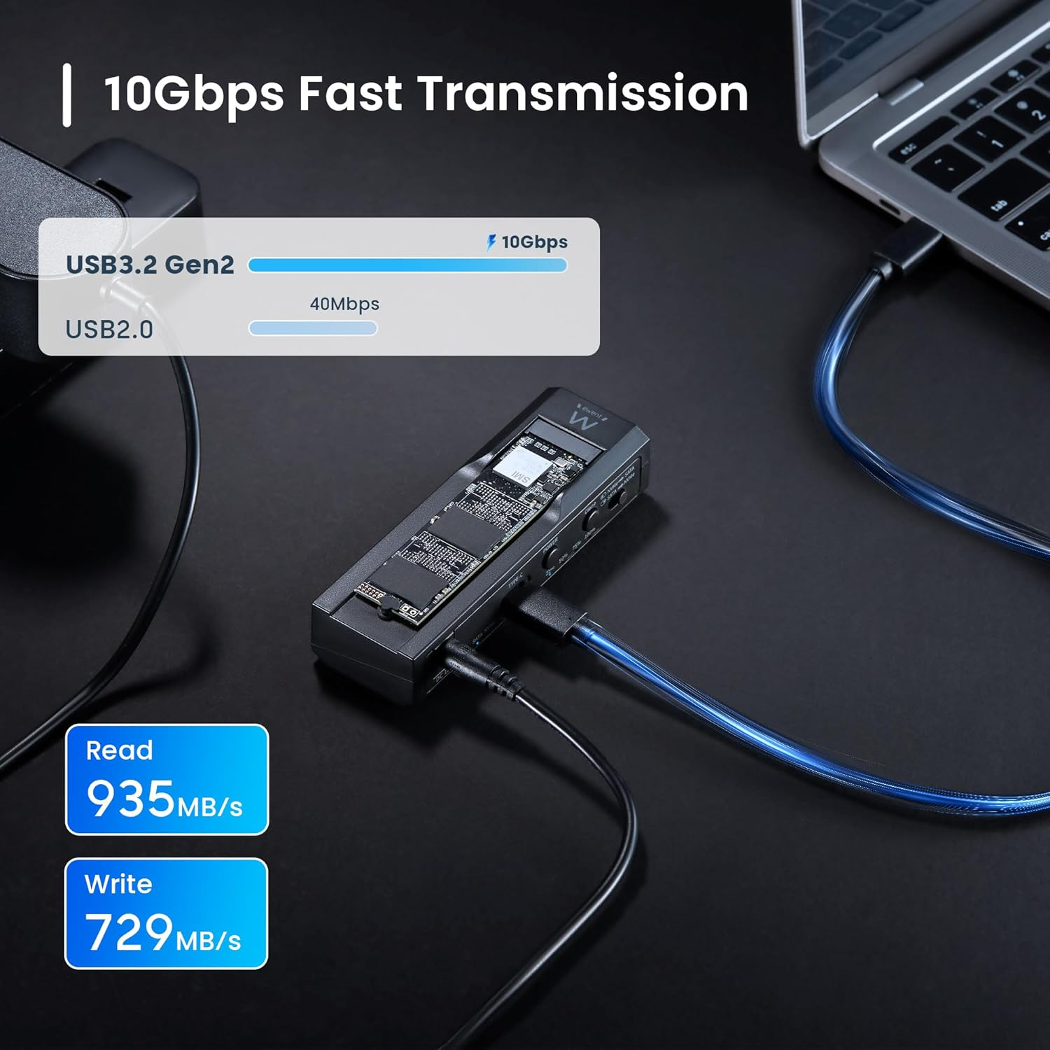 Un hub USB da 10Gbps collegato a un laptop. Velocità di lettura 935 MB/s.
