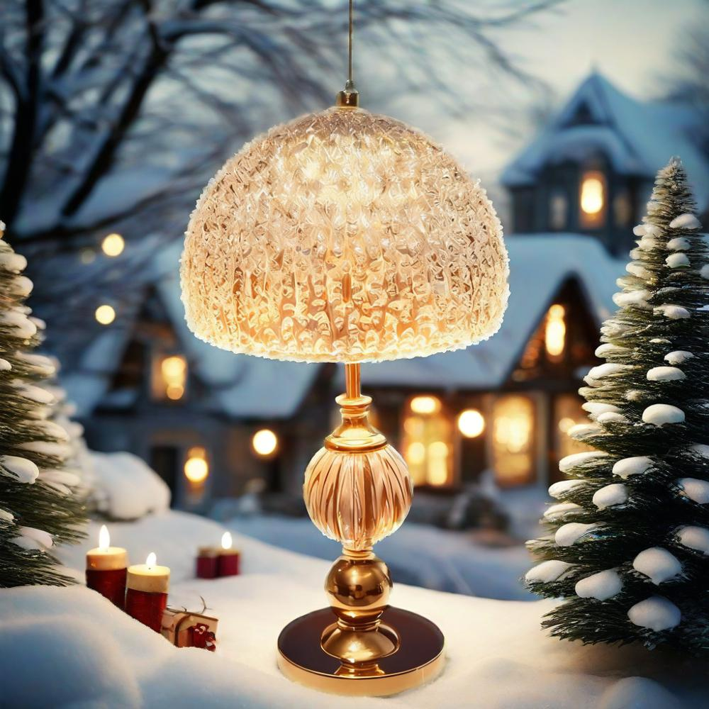 Beleuchtete Lampe im Schnee vor einem verschneiten Haus und Tannenbaum.