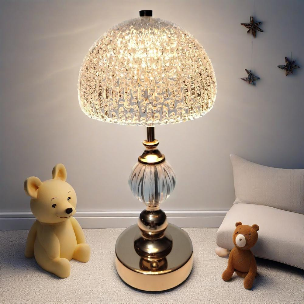 Eine goldene Lampe mit Kristallschirm steht zwischen zwei Teddybären.