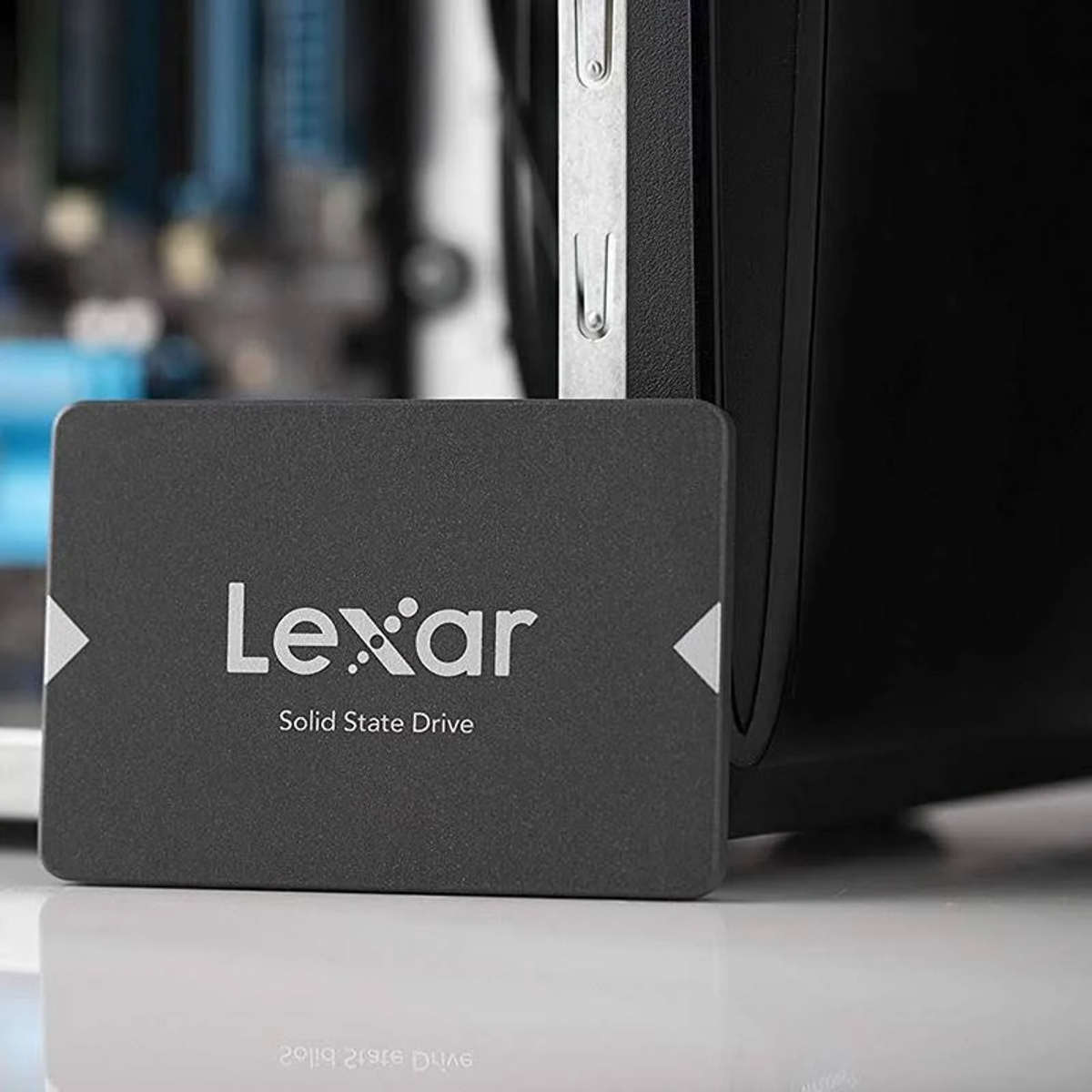 Ein schwarzes Lexar Solid State Drive vor einem Computergehäuse.