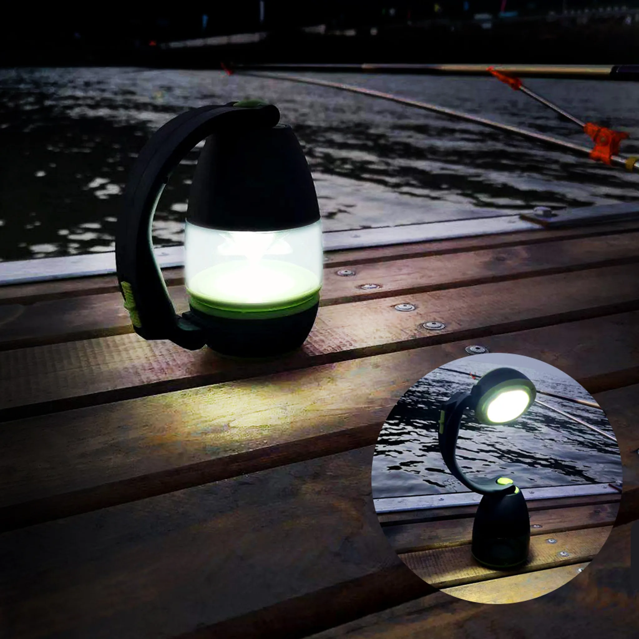 Campinglampe leuchtet auf Holzsteg am Wasser, Angelruten im Hintergrund.