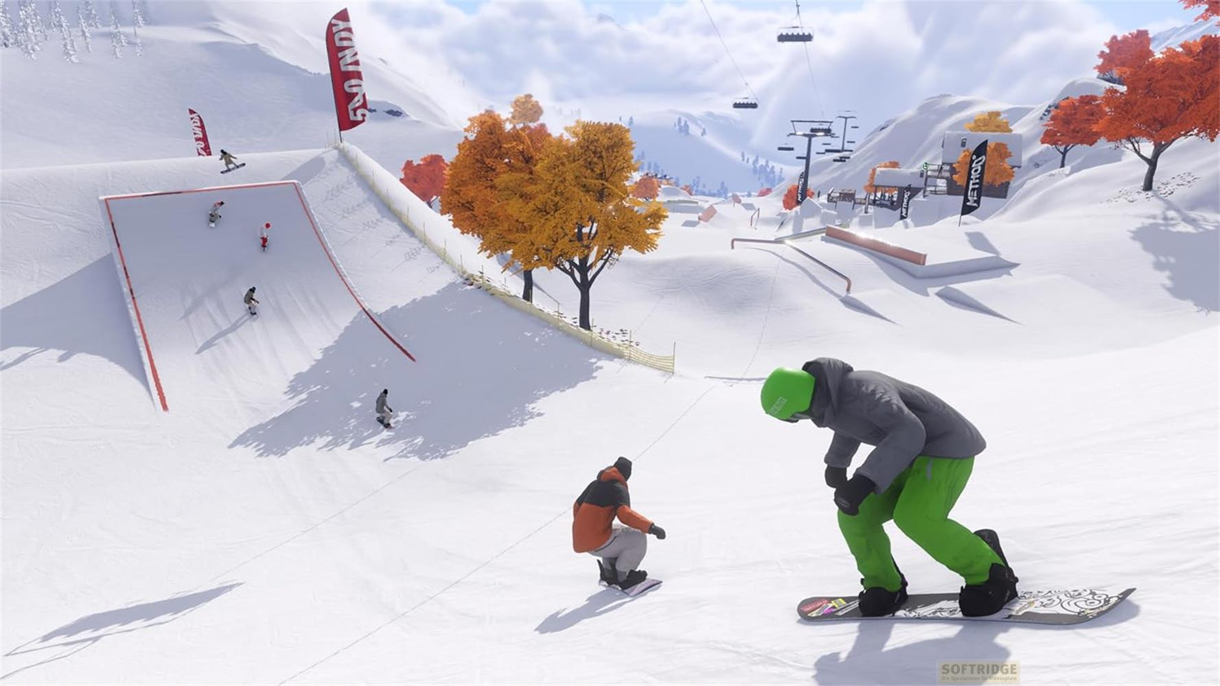Snowboarder su un pendio con salti, impianti di risalita e alberi colorati.