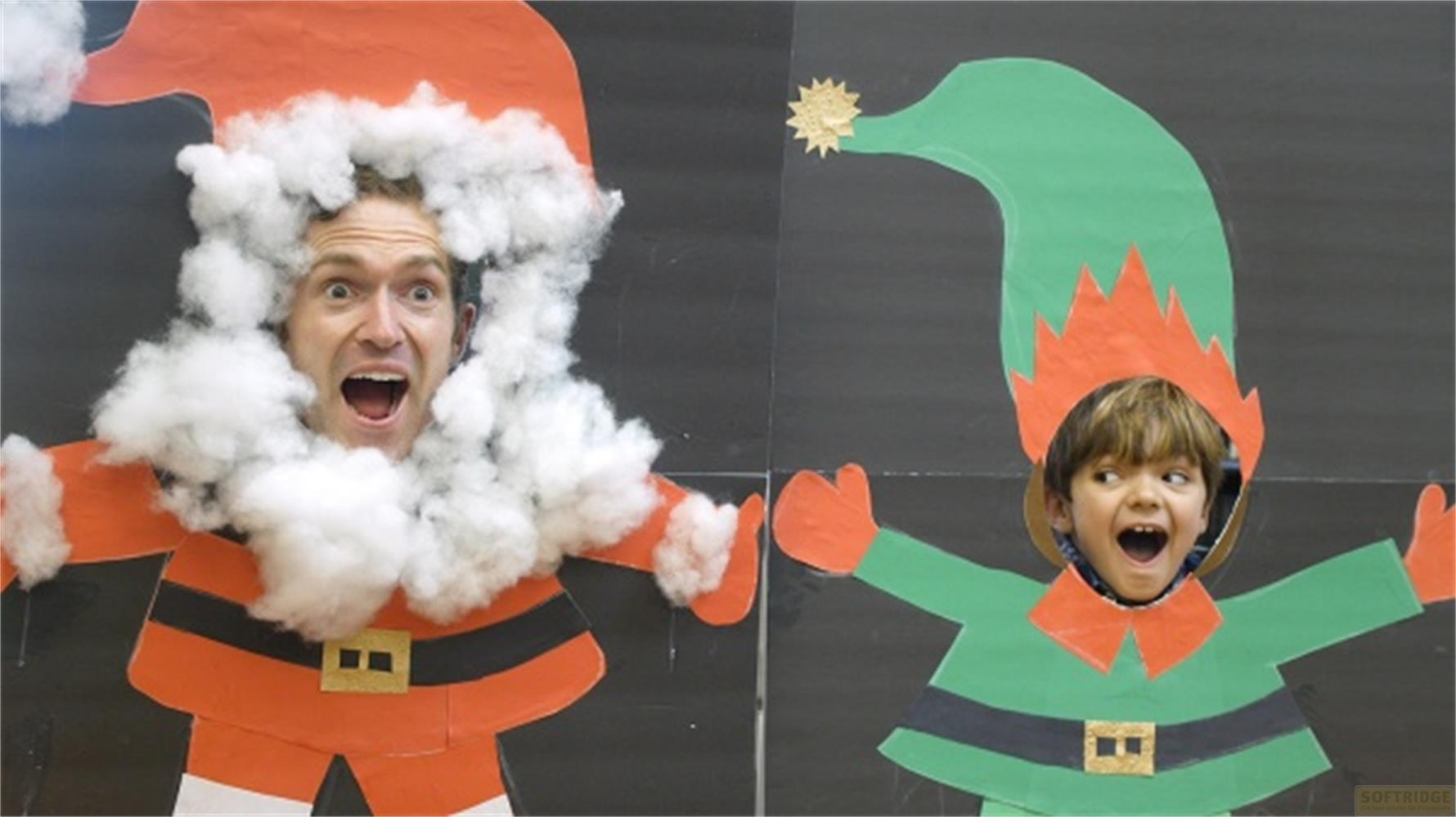 Uomo come Babbo Natale, bambino come elfo in ritagli di cartone.