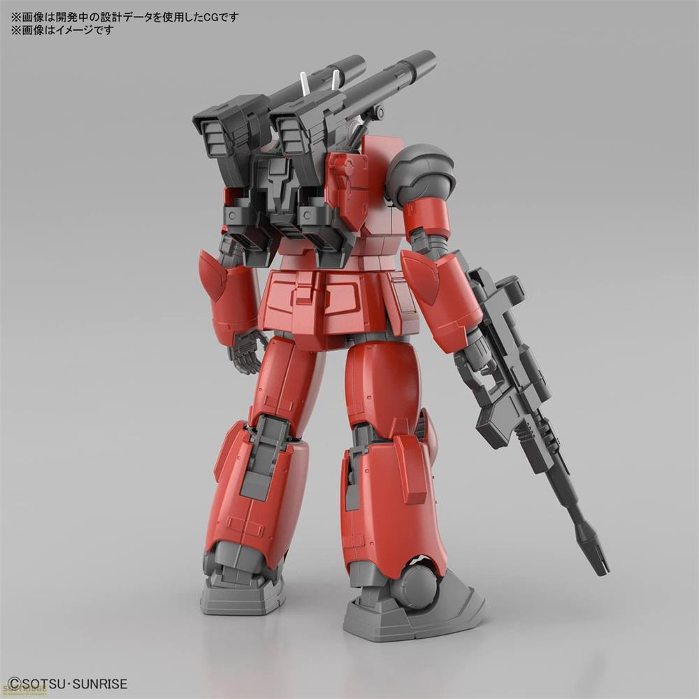 Un robot rouge et gris tenant un fusil avec des lance-missiles dans le dos.