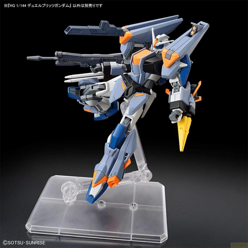 Ein blaugrauer Roboter mit orangefarbenen Akzenten und Waffen, auf einem Ständer.