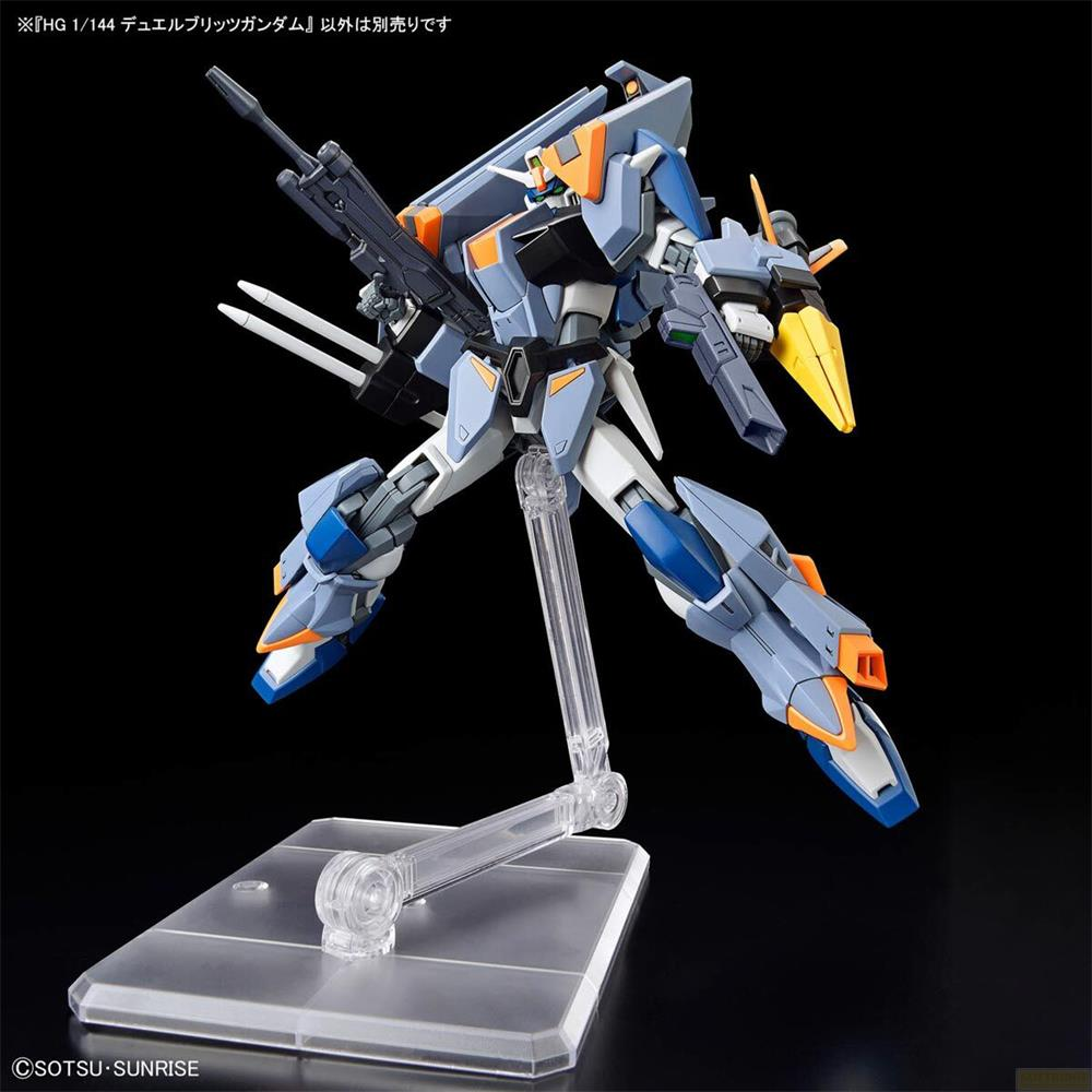 Ein graues und blaues Roboter-Modell mit orangefarbenen Akzenten steht auf einem transparenten Ständer.
