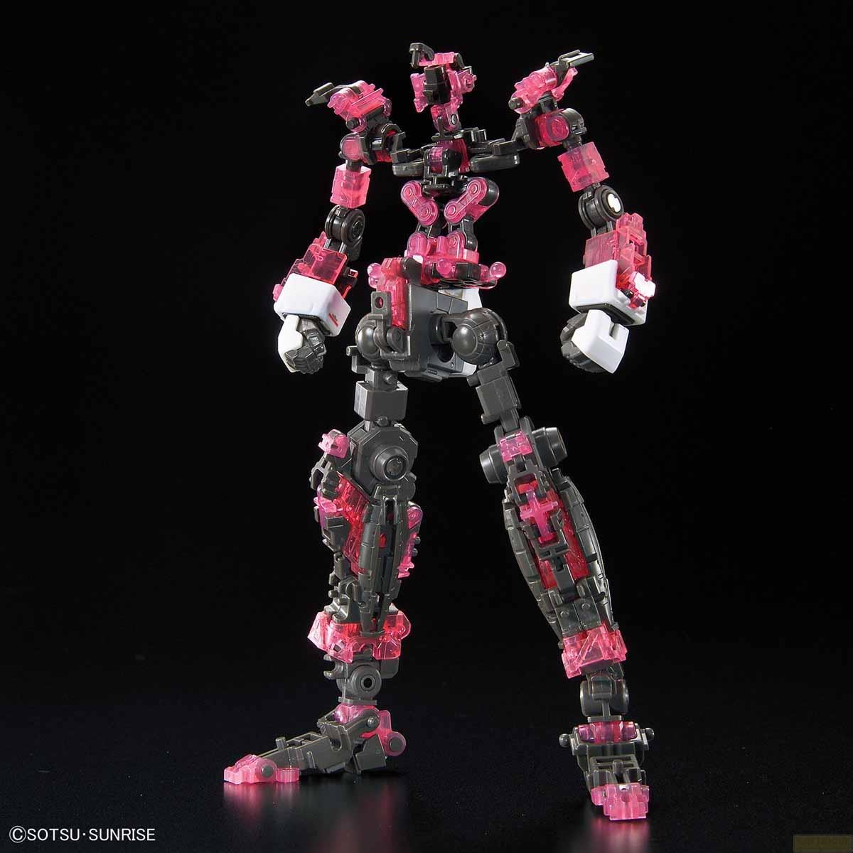 Ein graues und pinkes Roboter-Skelett steht vor schwarzem Hintergrund.