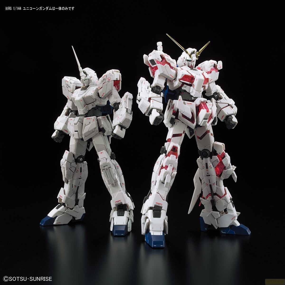 Zwei weiße und rote Gundam-Roboter stehen nebeneinander vor schwarzem Hintergrund.