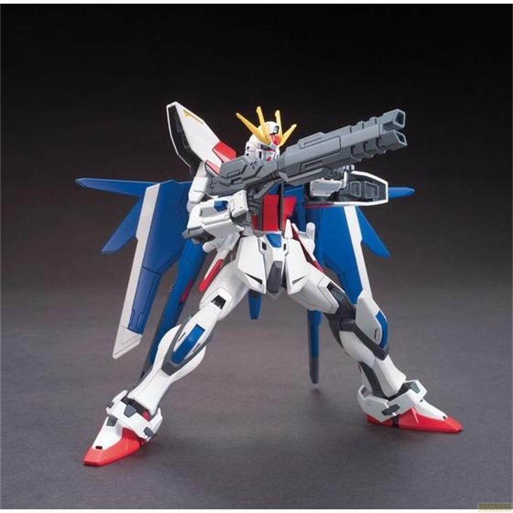 Ein weißer und blauer Roboter hält eine graue Waffe vor einem dunklen Hintergrund.