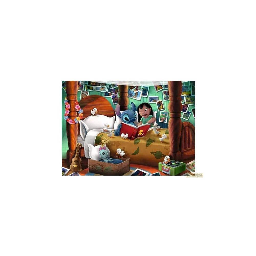 Lilo e Stitch leggono un libro a letto, circondati da pulcini e foto.