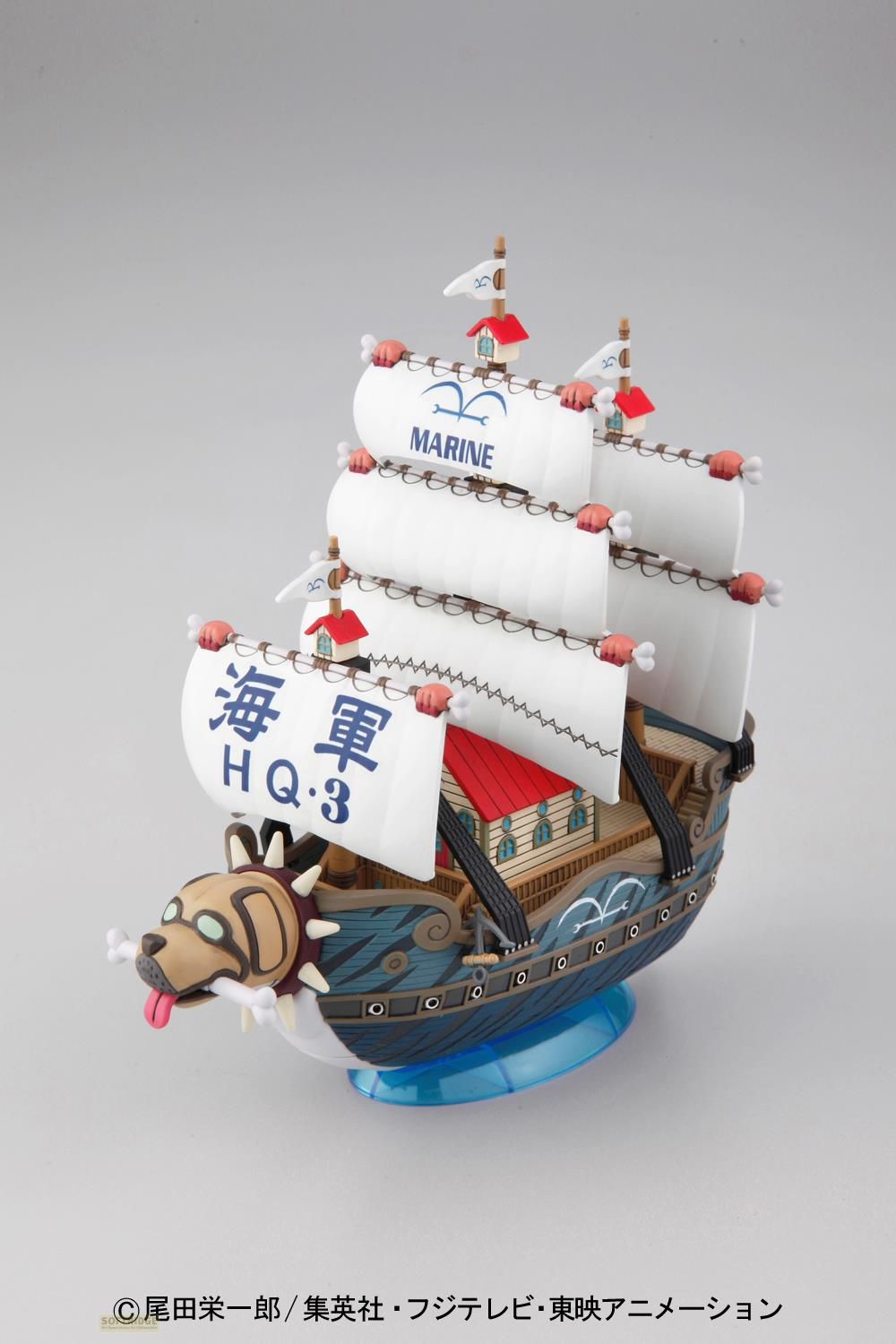 Ein Modellschiff mit einem Hundekopf am Bug, weißen Segeln und der Aufschrift "MARINE".