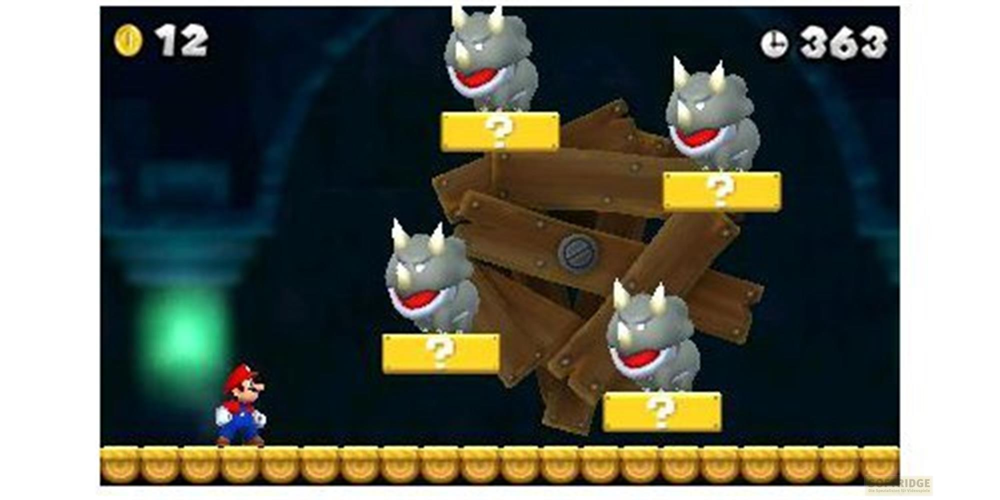 Mario steht auf goldenen Blöcken und blickt auf vier graue Nashorn-ähnliche Gegner.