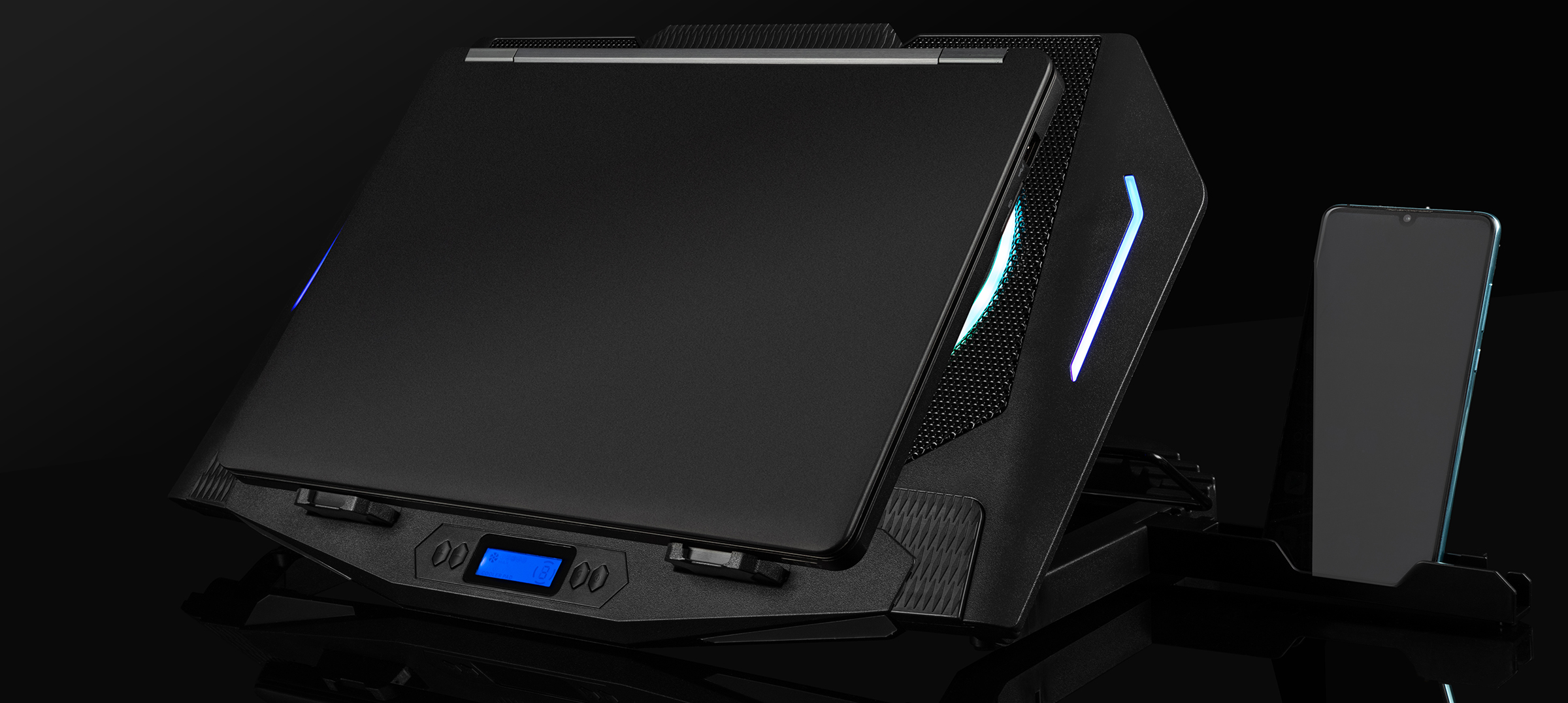 Czarny stojak na laptopa z niebieskimi podświetlanymi otworami wentylacyjnymi i smartfonem.