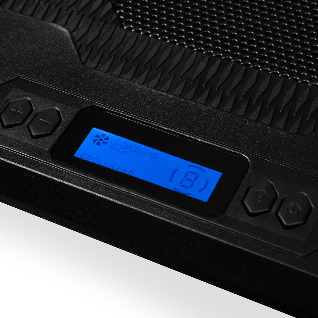 Zbliżenie czarnej podkładki chłodzącej do laptopa z niebieskim ekranem LCD wyświetlającym 'COOLER PAD'.