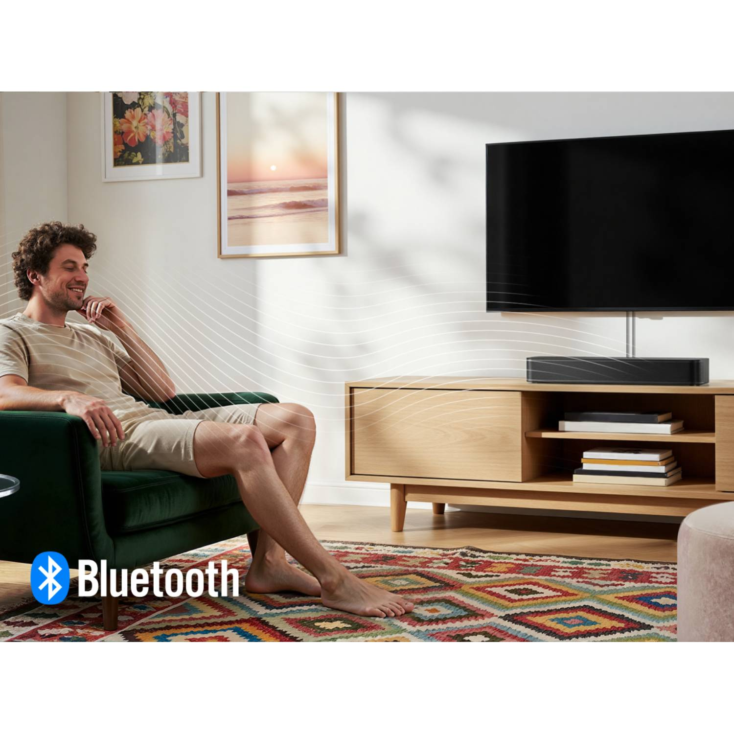 Mężczyzna w fotelu, logo Bluetooth, telewizor i soundbar.