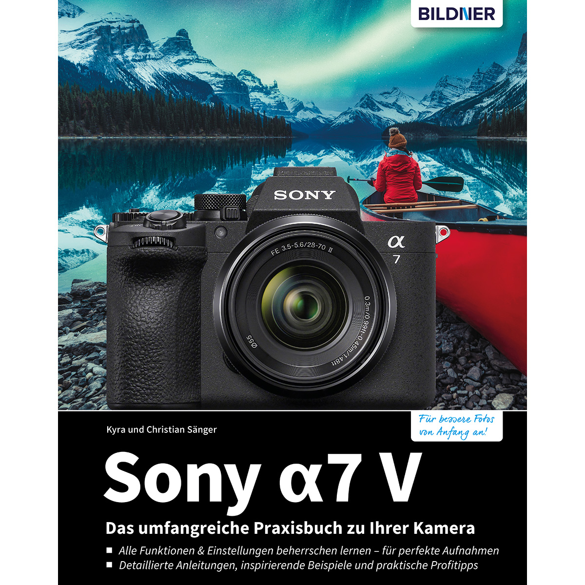 Sony Alpha 7 V Kamera vor Bergsee und Kanu mit Person im Hintergrund.