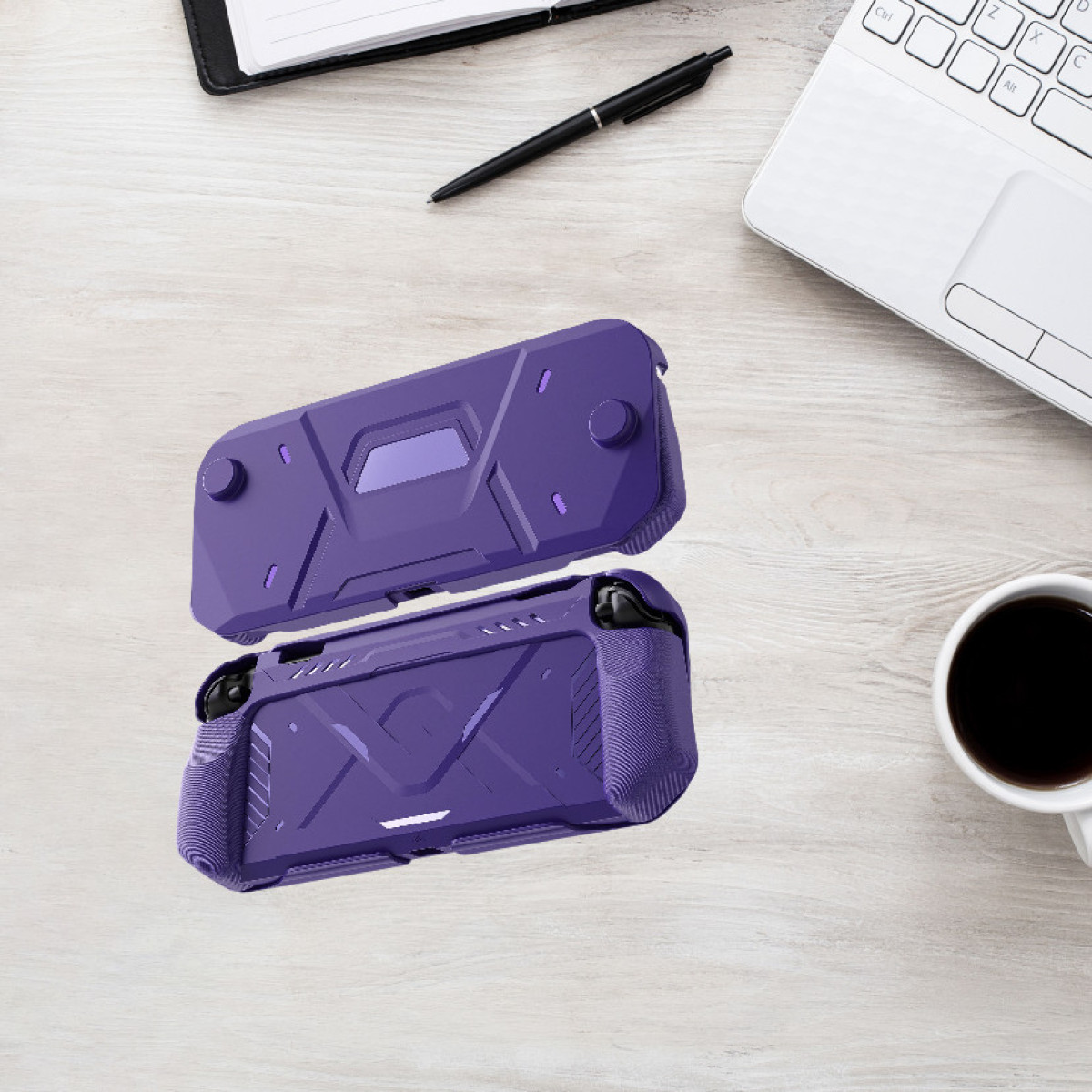 Custodia viola per dispositivo portatile su scrivania in legno con taccuino e caffè.