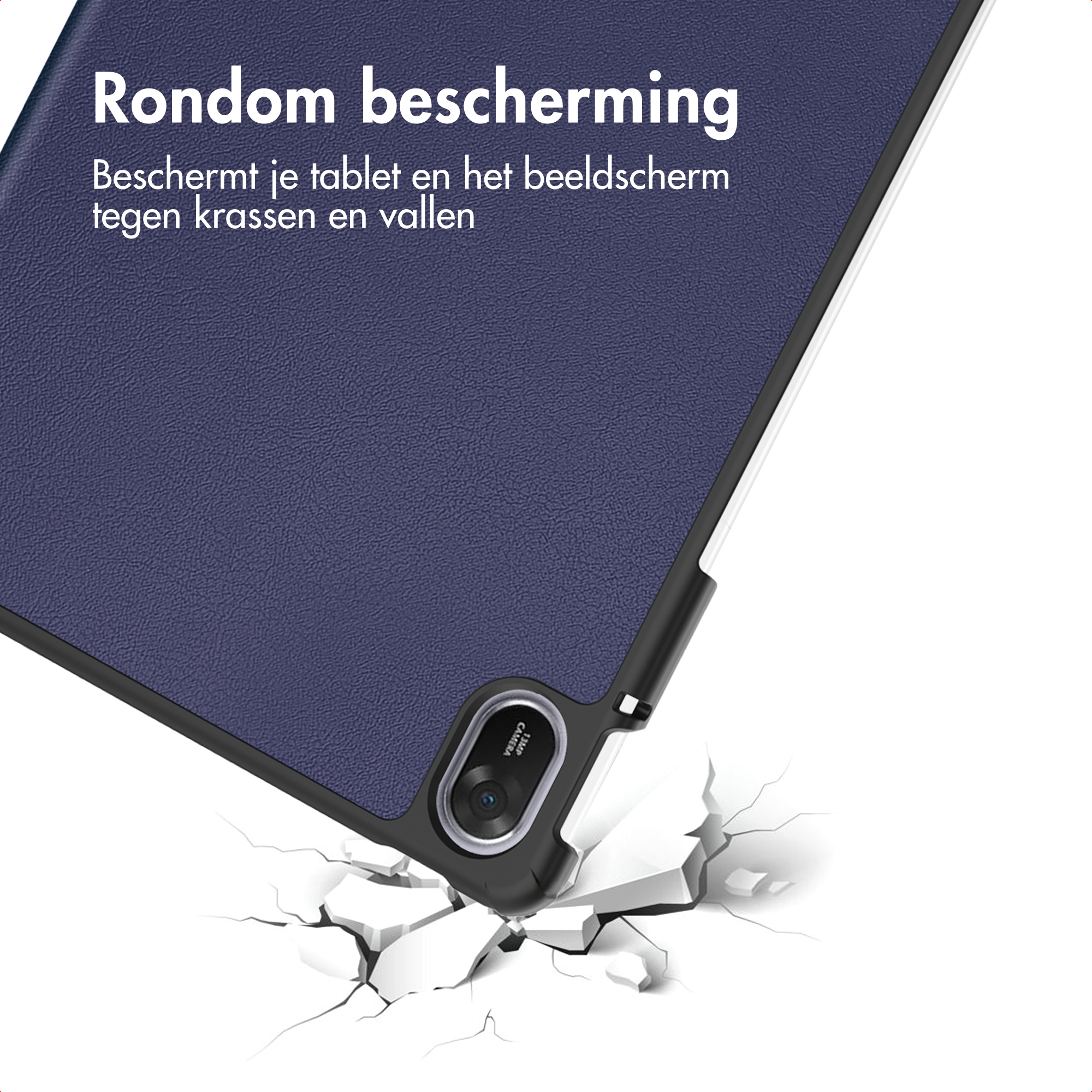 Een blauwe tablet met cameraprotectie valt op een gebarsten witte ondergrond.