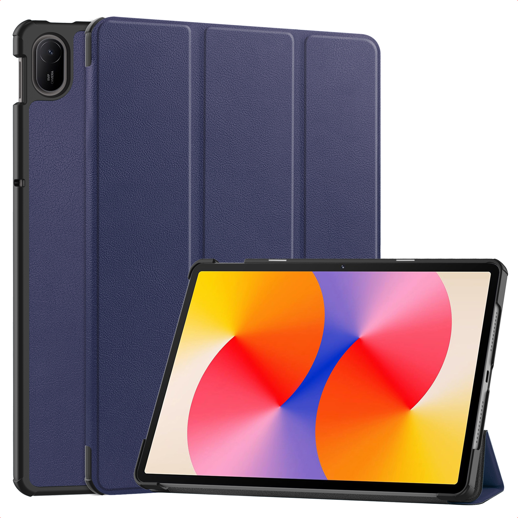 Een blauwe tablet met hoes, staand op witte achtergrond.