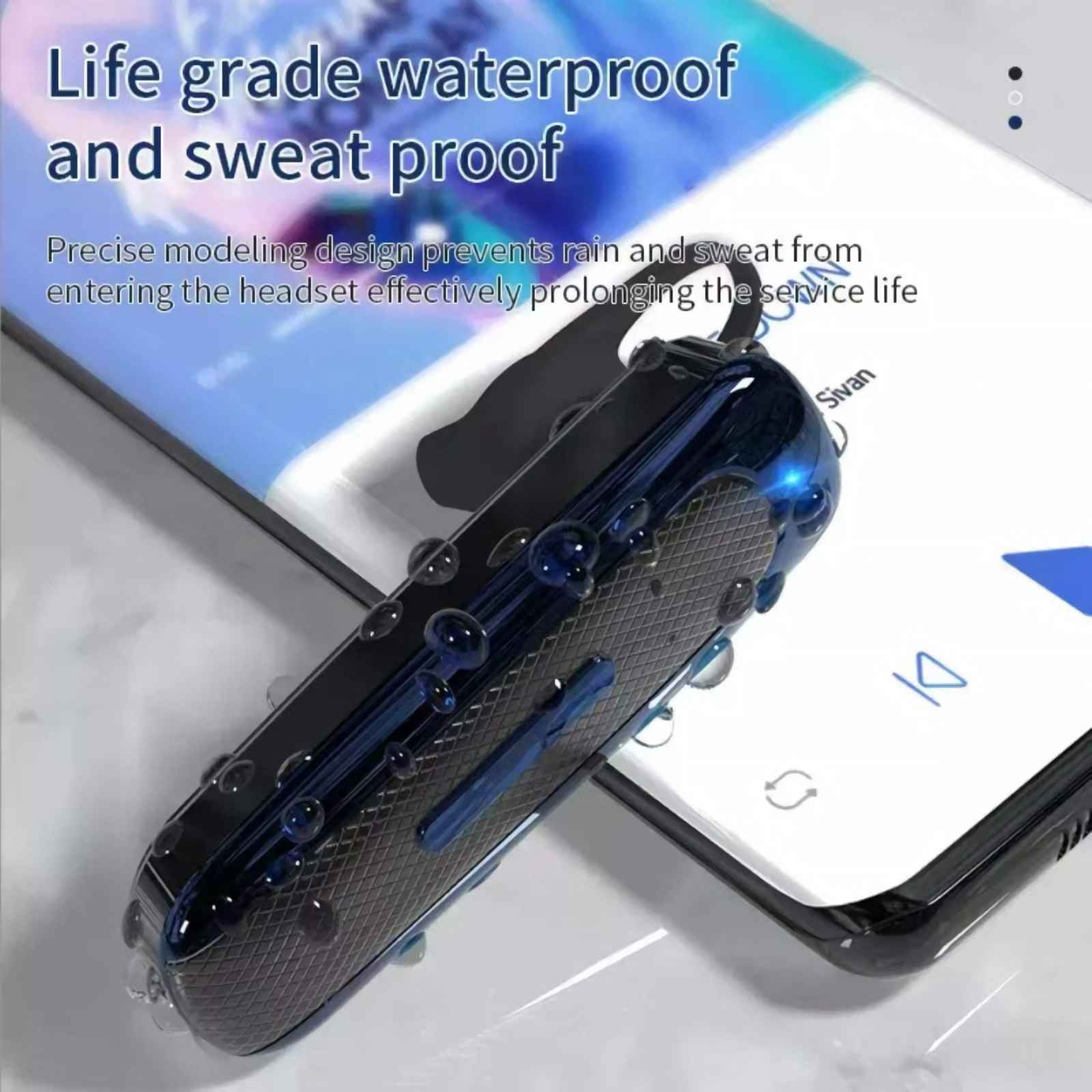 Dunkelblaues Headset mit Wassertropfen auf einem Smartphone.
