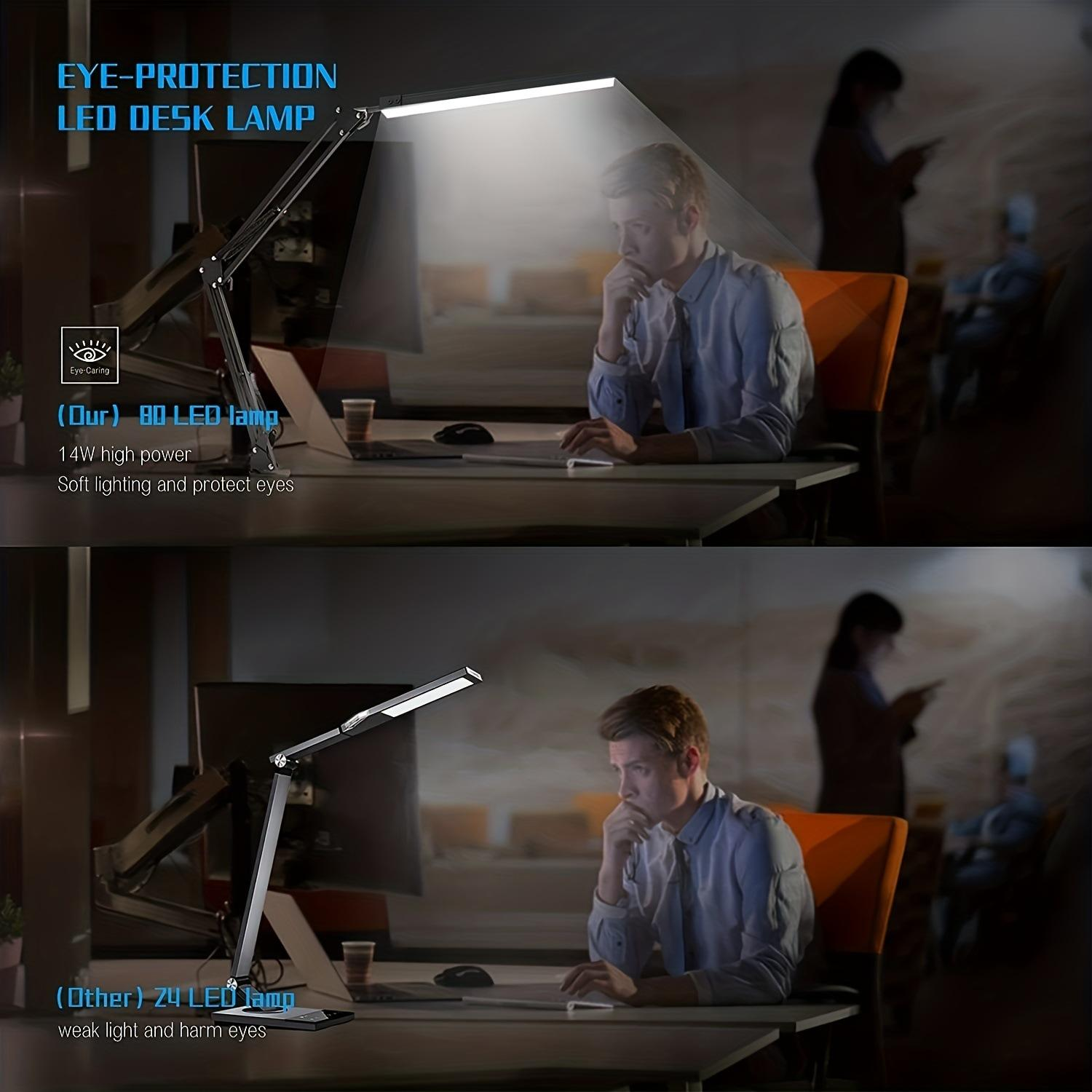 Ein Mann arbeitet an einem Schreibtisch unter einer hellen LED-Lampe, im Kontrast zu einer schwächeren Lampe.