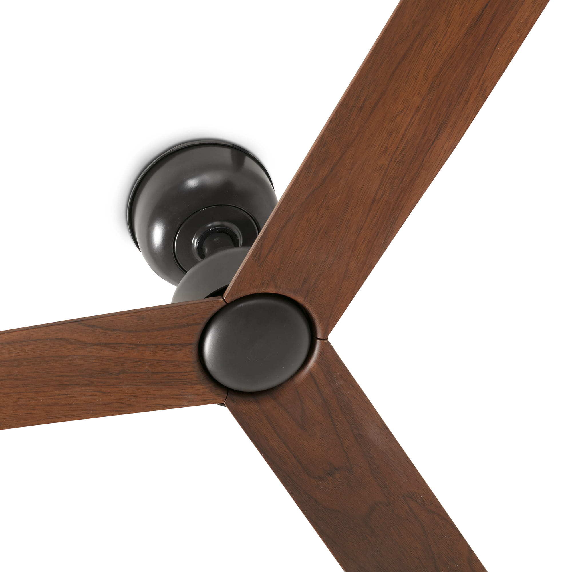 Dunkelbraune Holzdeckenventilatorblätter mit schwarzem Mittelteil.