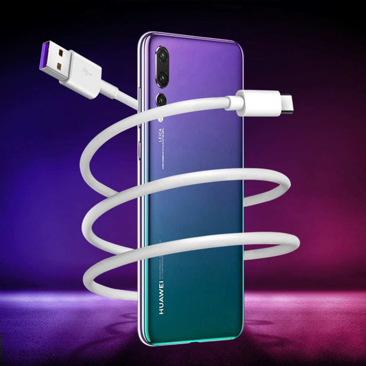 Ein Smartphone mit blau-violetter Farbverlauf-Rückseite, umwickelt von einem weißen Ladekabel.