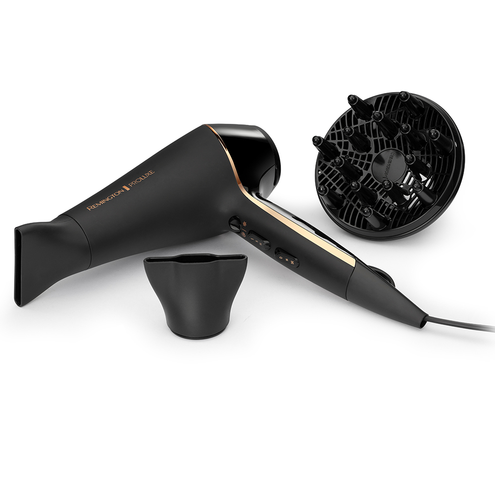 Un sèche-cheveux noir avec garniture dorée et accessoires.