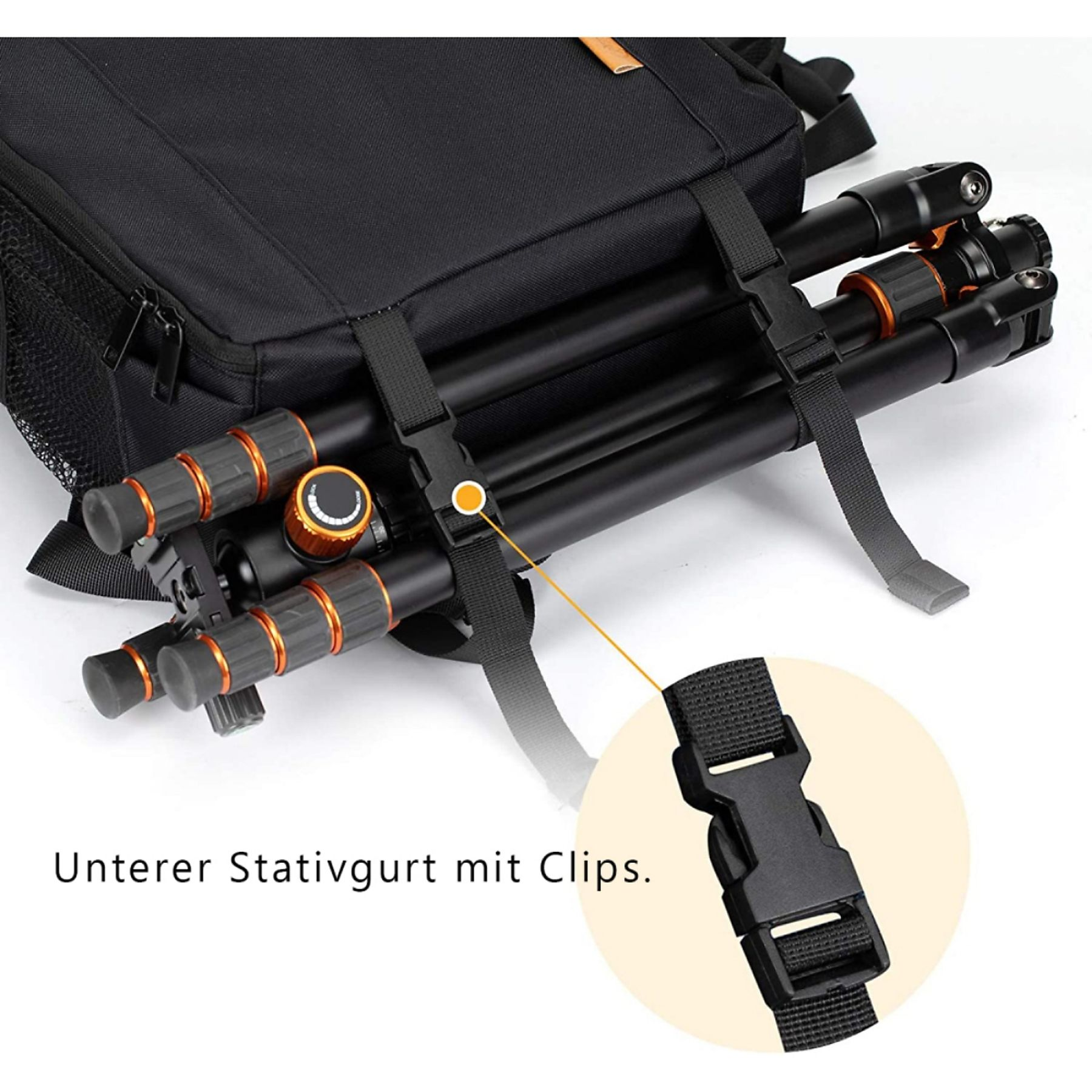 Schwarzer Rucksack mit daran befestigtem Stativ und orangefarbenen Akzenten.