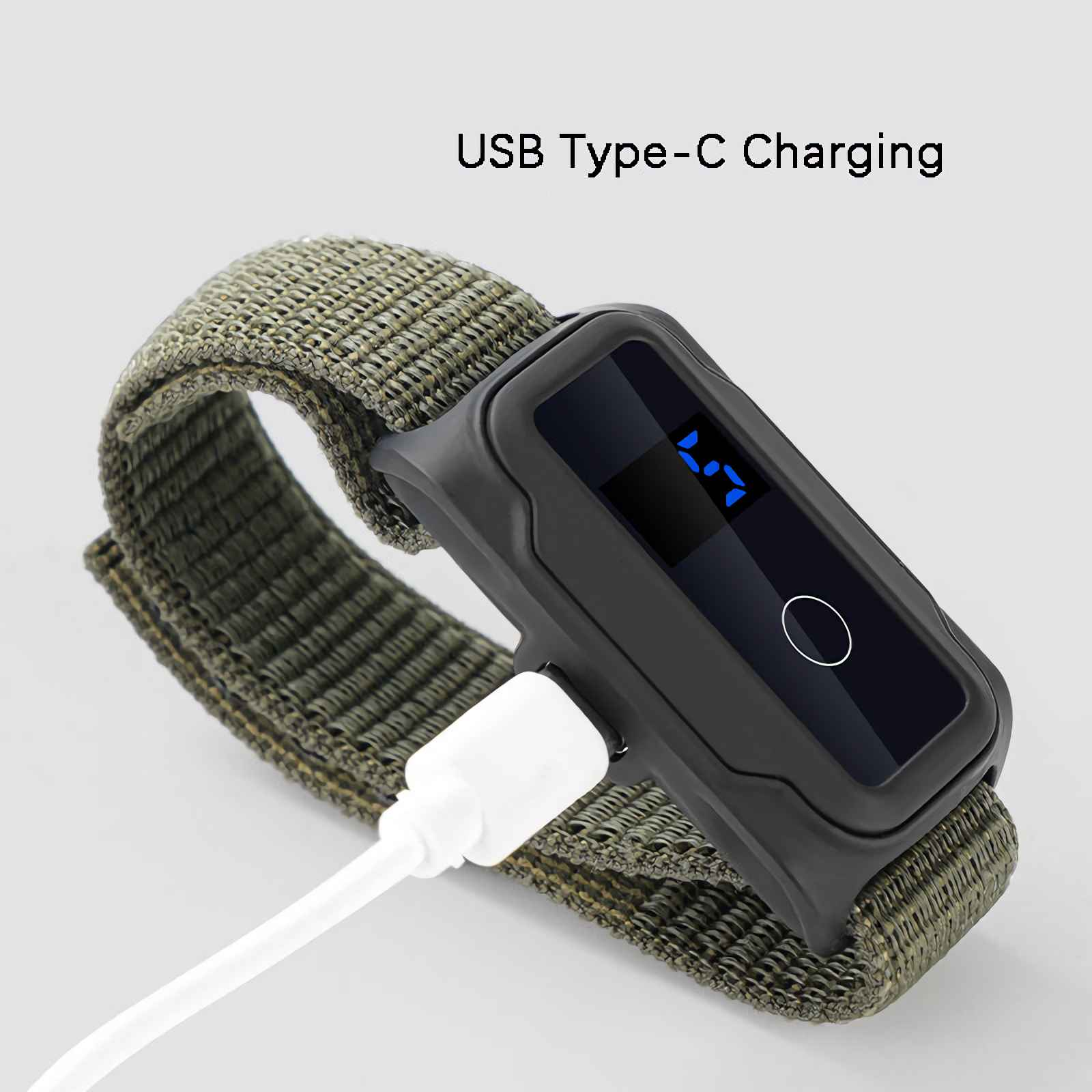 Ein grünes Armbanduhr mit einem weißen USB-C-Kabel zum Aufladen.