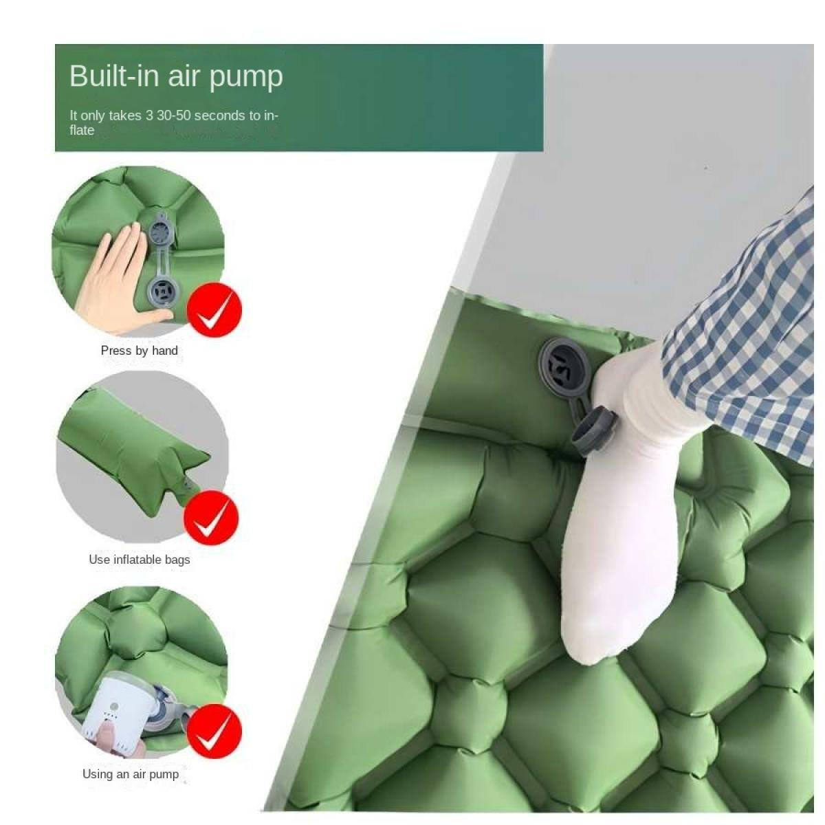 Grüne Luftmatratze mit eingebauter Pumpe, die von Hand, mit Beuteln oder Pumpe aufgeblasen wird.